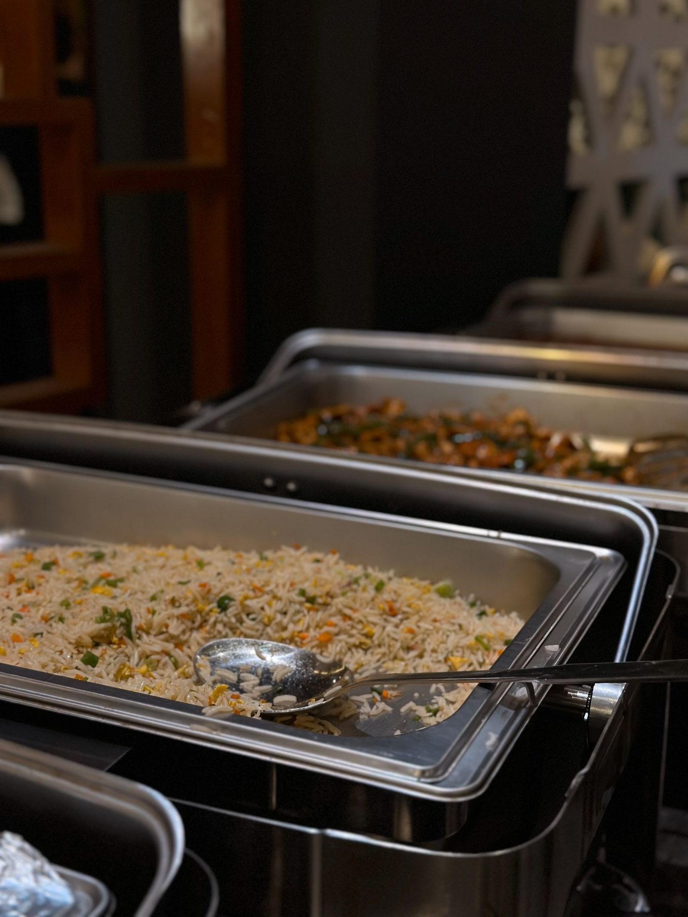 Catering tepsilerinde sıcak tutulan pilav ve garnitür
